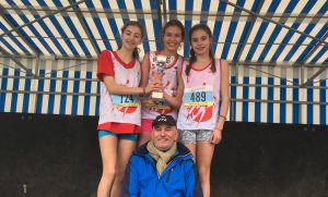 Les minimes filles du TSA et leur coach Patrick Deprez sur le podium des championnats d'Occitanie de cross 2017 à Saint-Juéry