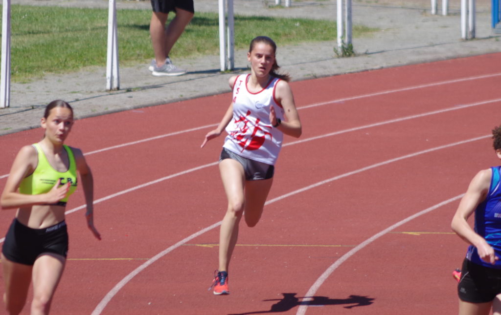 Jasmine Zniber sur 200m aux championnats du secteur Ouest d'Occitanie sur piste 2019 à Toulouse